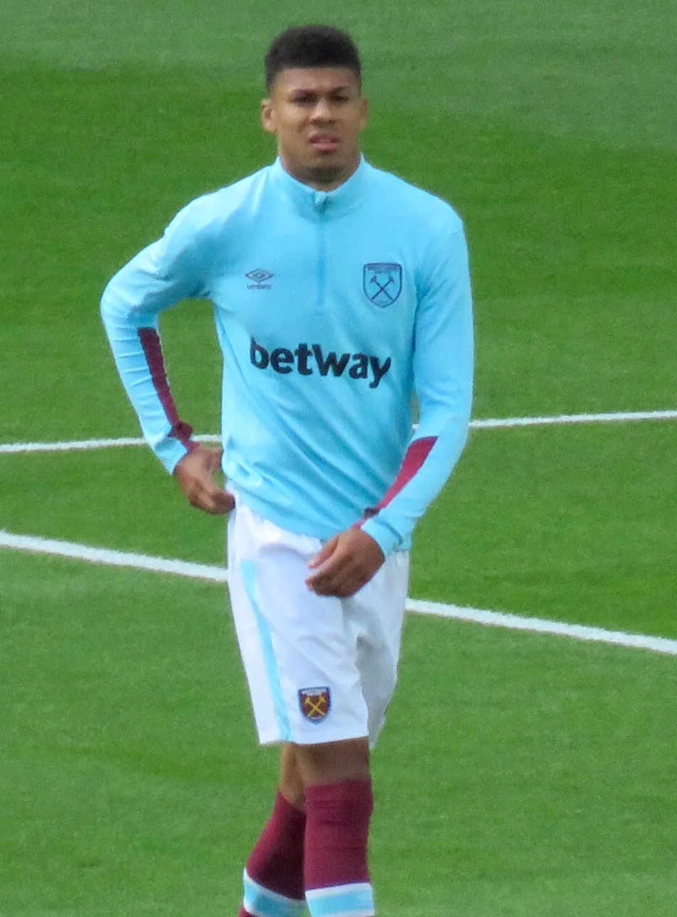 Ashley Fletcher penyerang profesional Inggris yang memperkuat Huddersfield Town