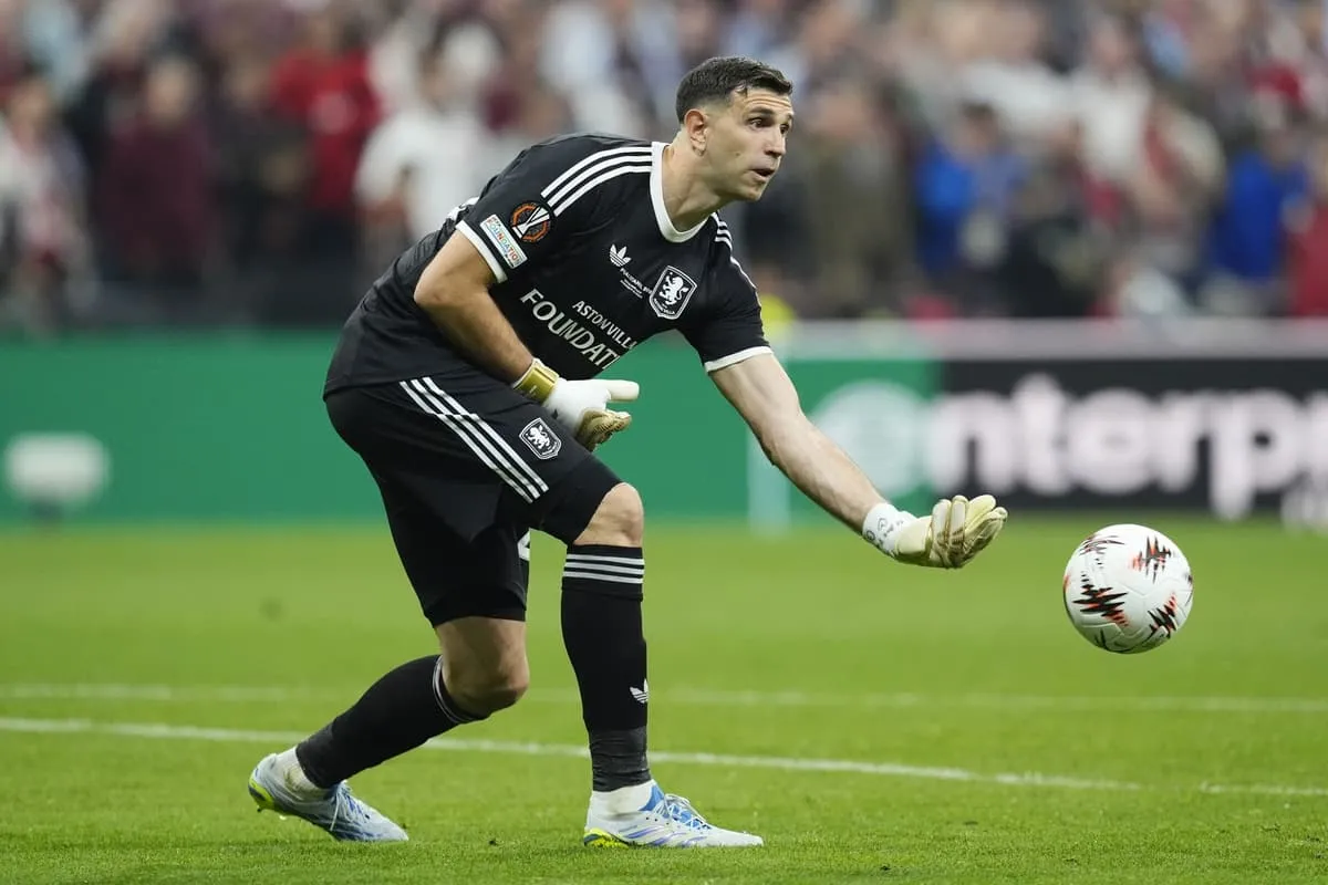 Aston Villa Mulai Jajaki Transfer Kiper Zion Suzuki di Tengah Ketidakpastian Masa Depan Emi Martinez