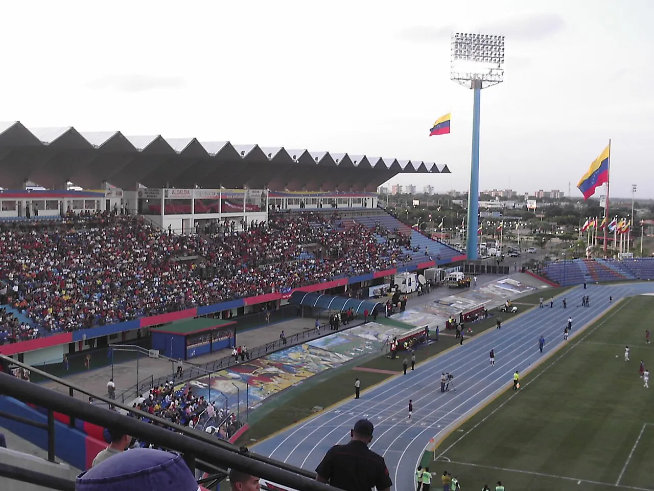 Stadion utama penyelenggaraan kompetisi atletik pada Pesta Olahraga Amerika Tengah dan Karibia 1998 di Maracaibo