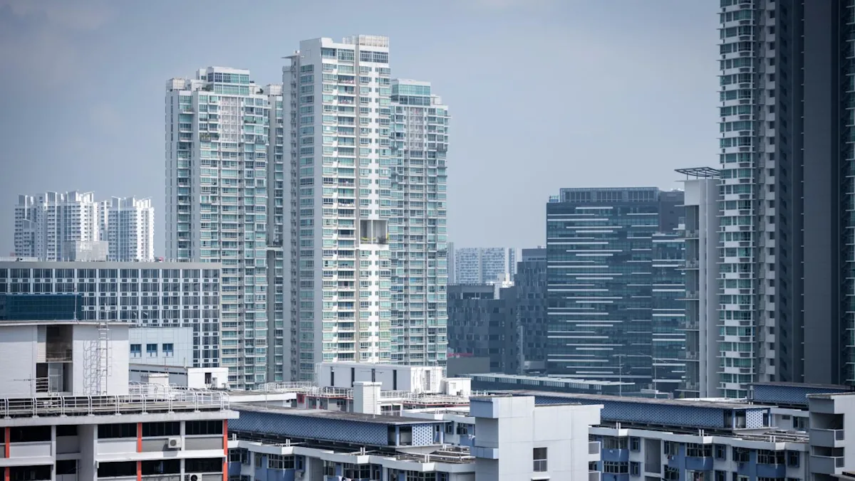 Pemandangan gedung pencakar langit dan kawasan permukiman di Singapura