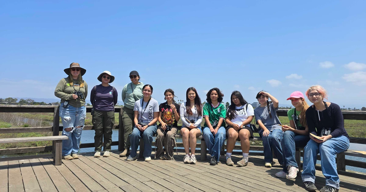 Peserta program Audubon Youth Leaders beraktivitas di alam terbuka Los Angeles