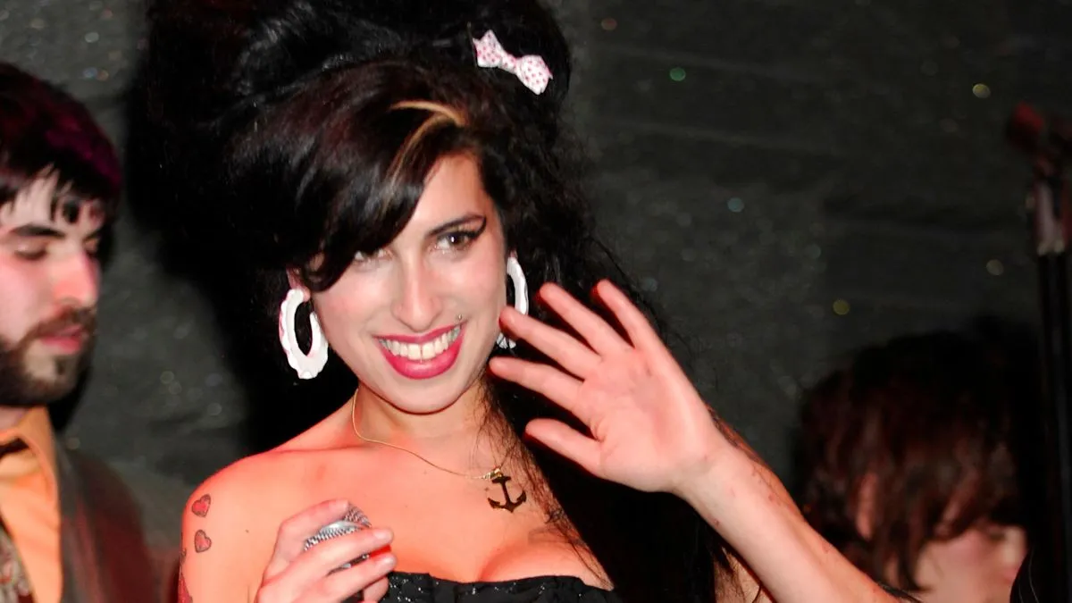Mitch Winehouse menghadapi tagihan hukum setelah kalah gugatan di pengadilan