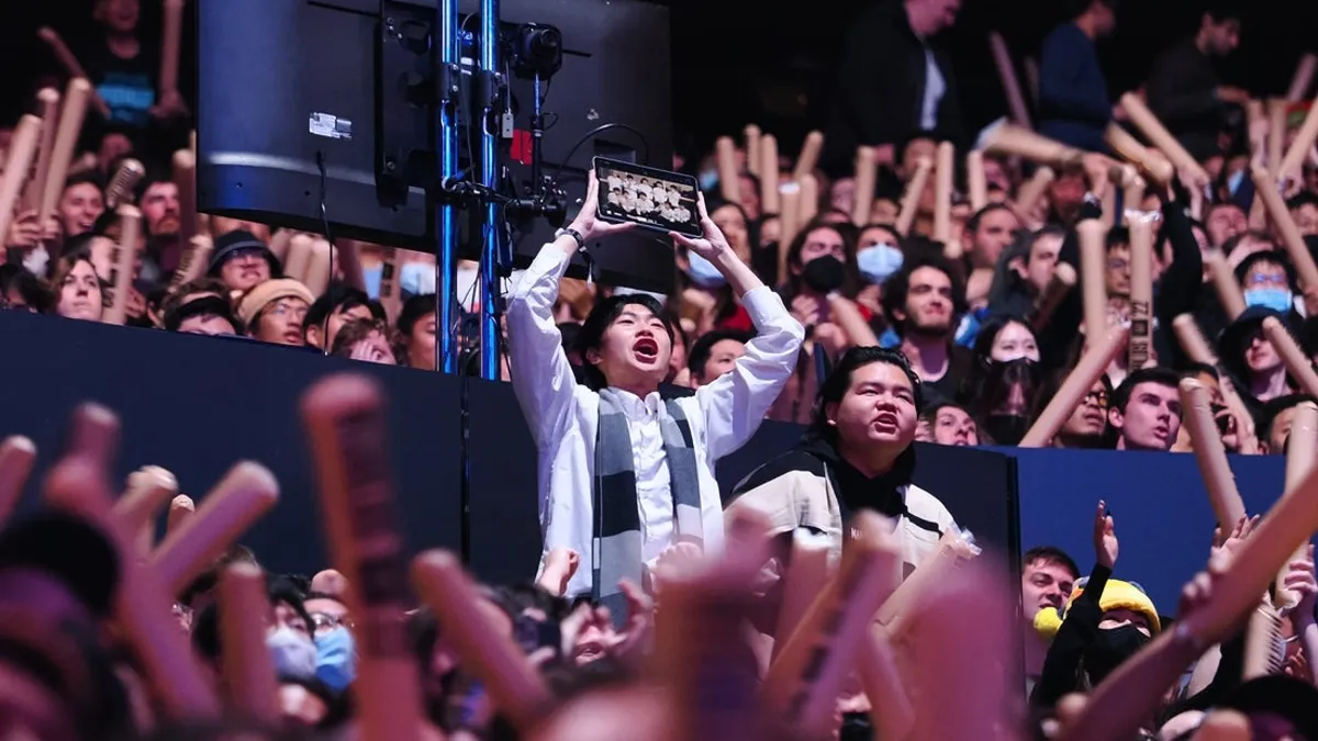 Tim Esports B8 dan FUT Esports berlaga di turnamen Counter-Strike: Global Offensive Esports World Cup di Paris
