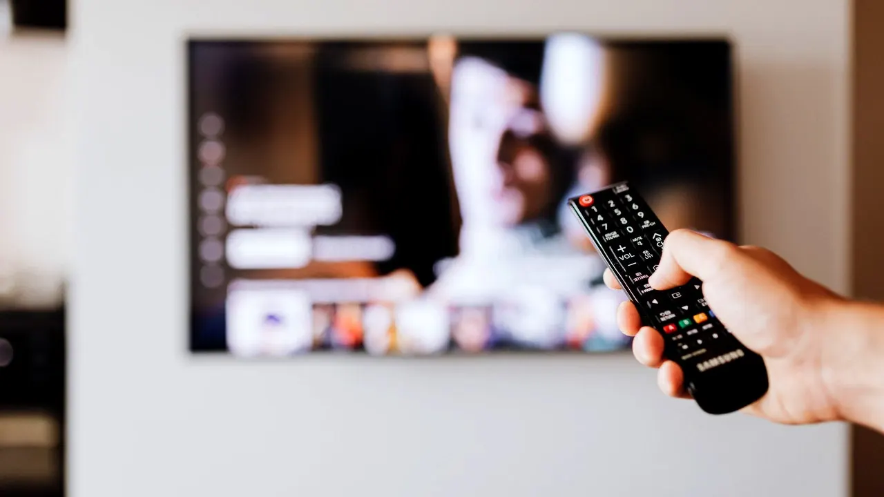 Perangkat Android TV box murah yang terindikasi menjalankan aktivitas kecurangan iklan