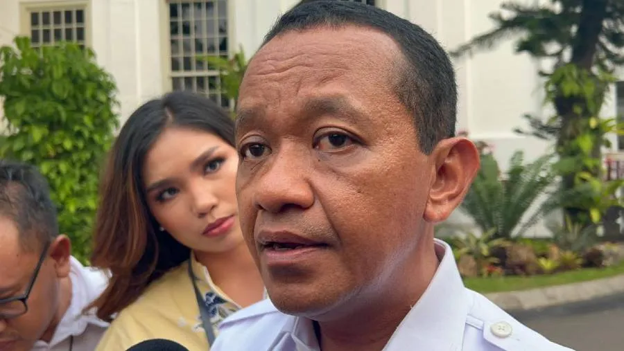Menteri ESDM Bahlil Lahadalia memberikan keterangan pers terkait blackout Kalimantan di Istana