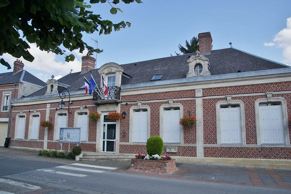 Gedung balai kota Beaulieu-les-Fontaines di departemen Oise, Prancis