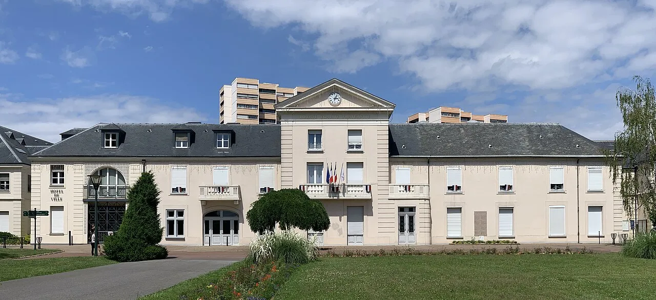Gedung balai kota Chelles yang terletak di departemen Oise, Prancis