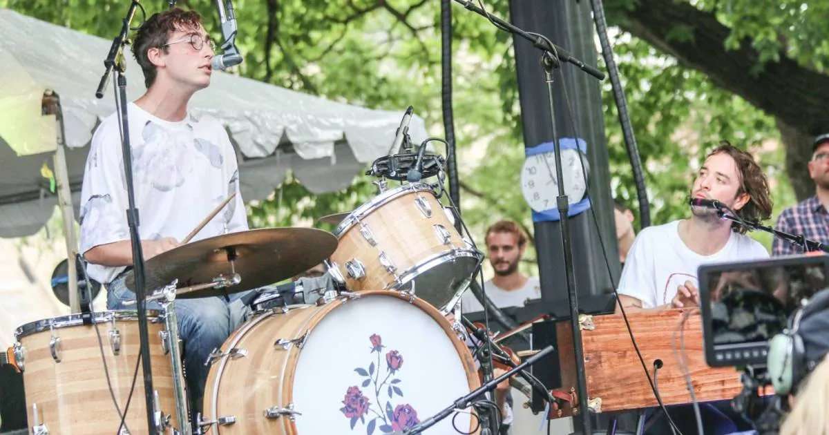 Band indie rock Whitney tampil membawakan lagu hits dalam rangkaian tur Amerika Utara