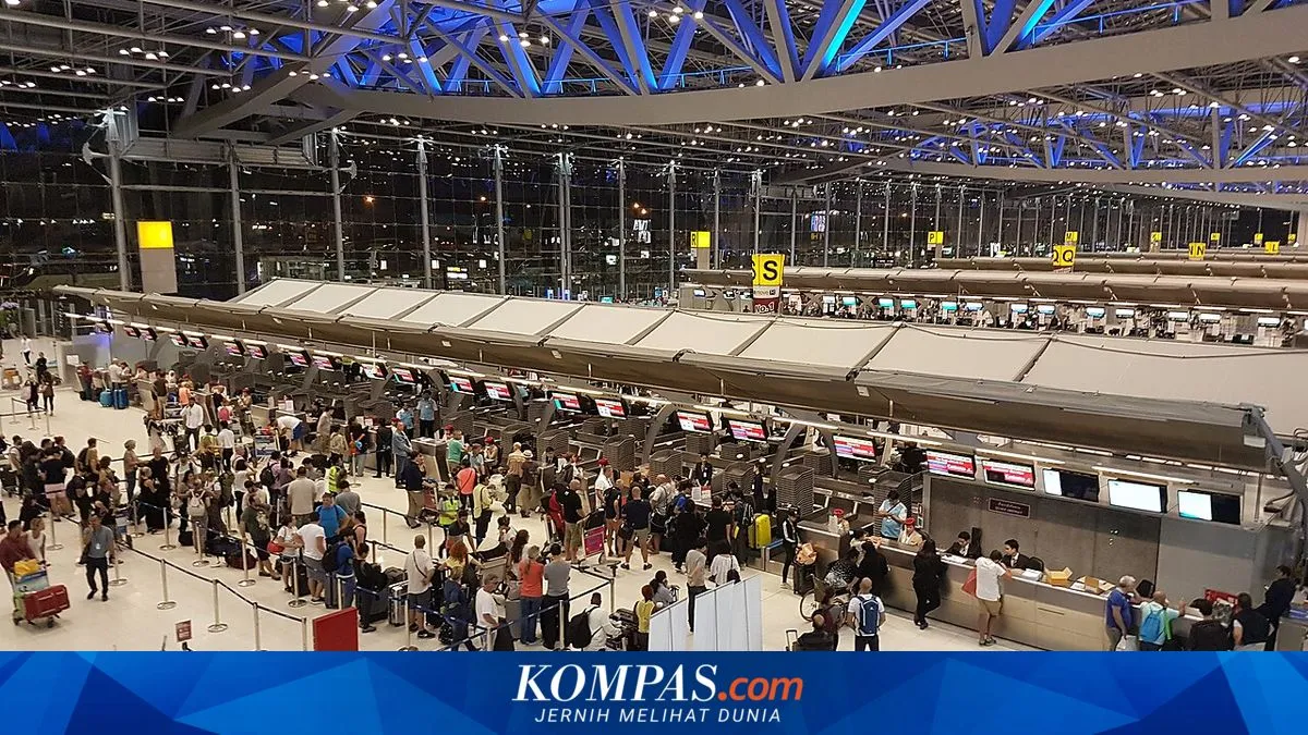 Pemeriksaan koper bagasi penumpang di bandara Thailand
