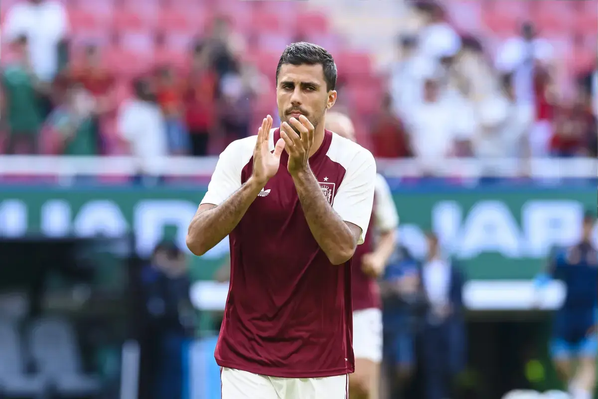 Pemain tengah Rodri Hernandez dalam sesi pertandingan resmi