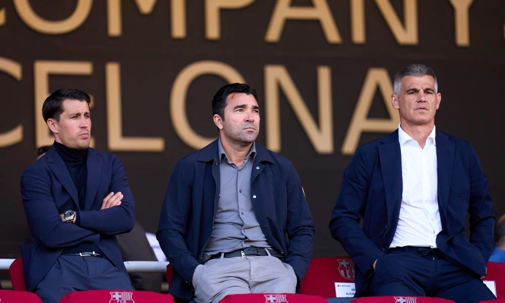 Logo FC Barcelona dan suasana Stadion Camp Nou