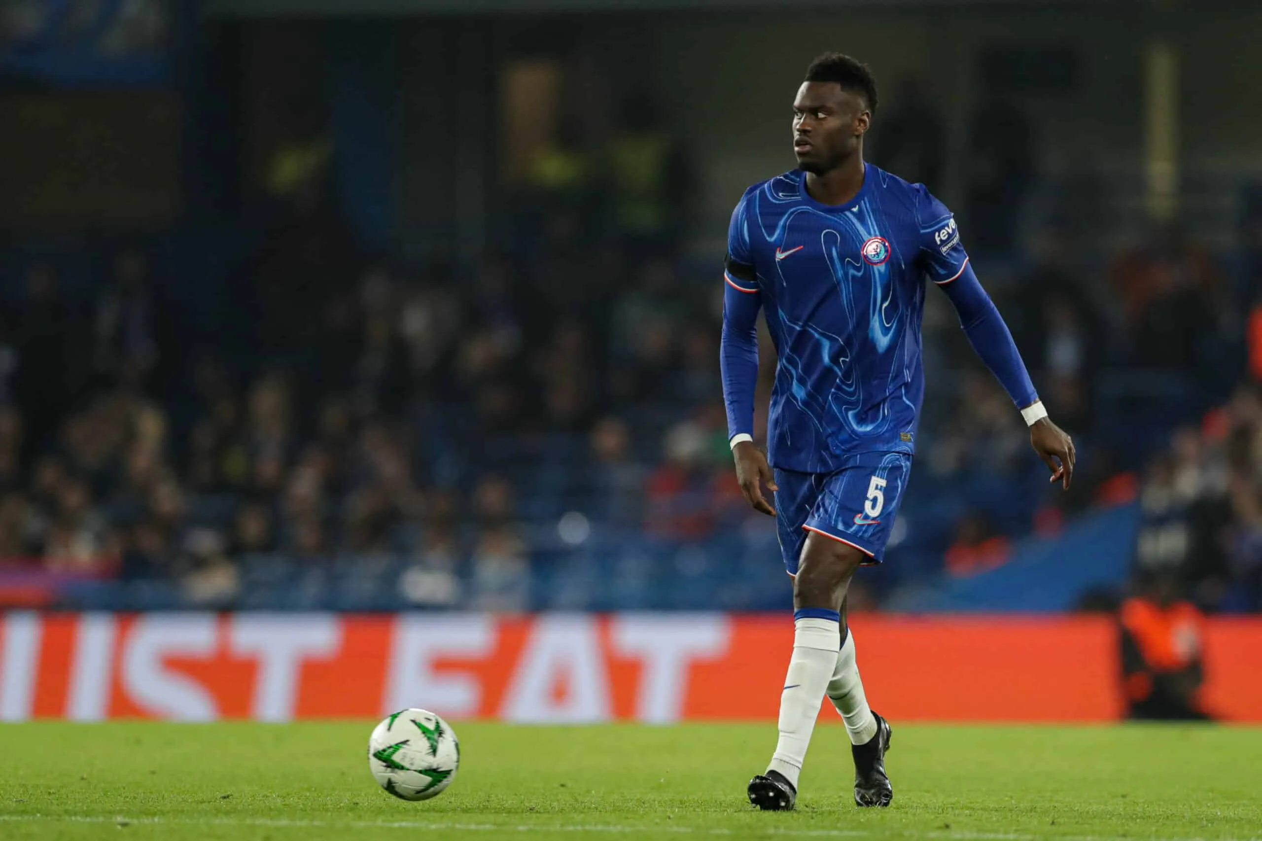 Benoit Badiashile dalam balutan jersey Chelsea di Stamford Bridge