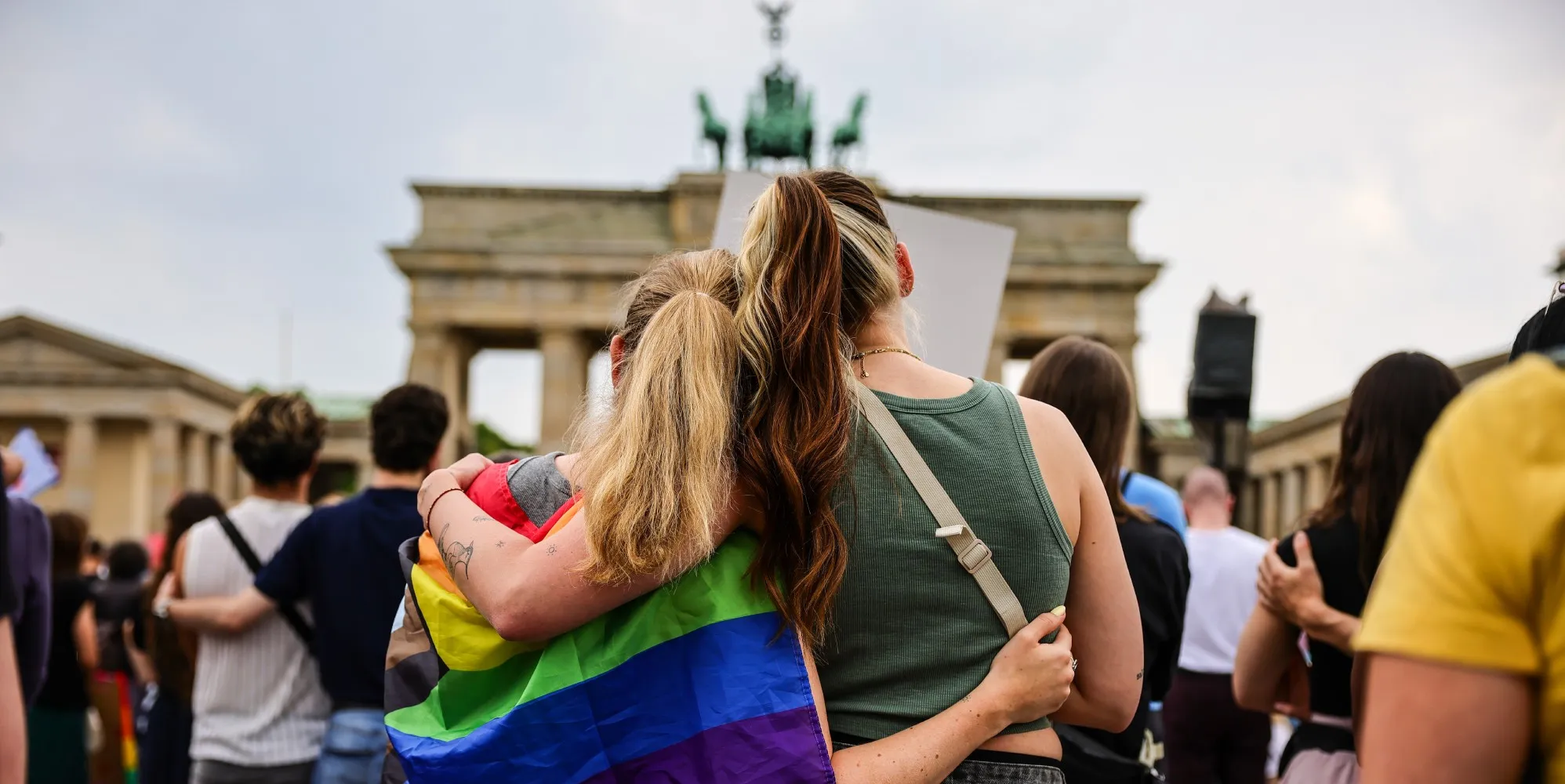 Suasana peringatan dan solidaritas di Gerbang Brandenburg Berlin