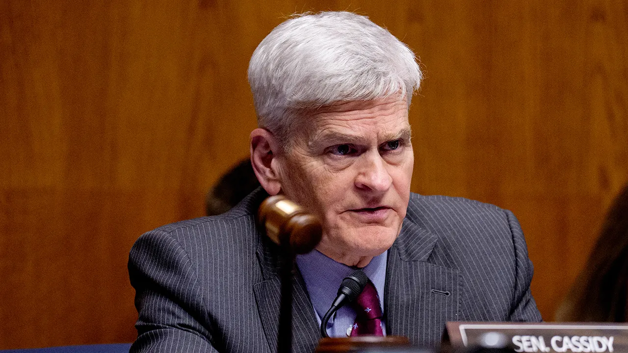 Senator Bill Cassidy saat menyampaikan keterangan di hadapan komite senat