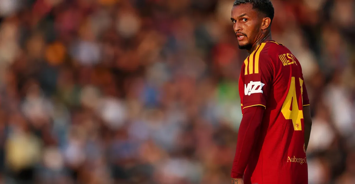 Pemain AS Roma Wesley Franca berlari menggiring bola di lapangan hijau