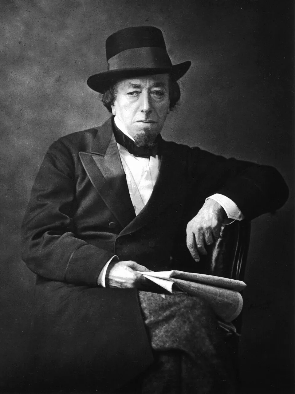 Potret Benjamin Disraeli negarawan dan Perdana Menteri Britania Raya abad ke-19