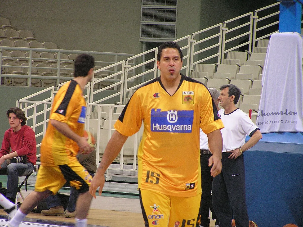 Mantan pebasket profesional dan pelatih bola basket Brent Scott