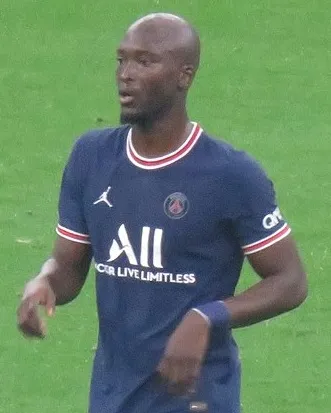 Danilo Pereira mengenakan seragam pertandingan dengan ekspresi fokus di lapangan