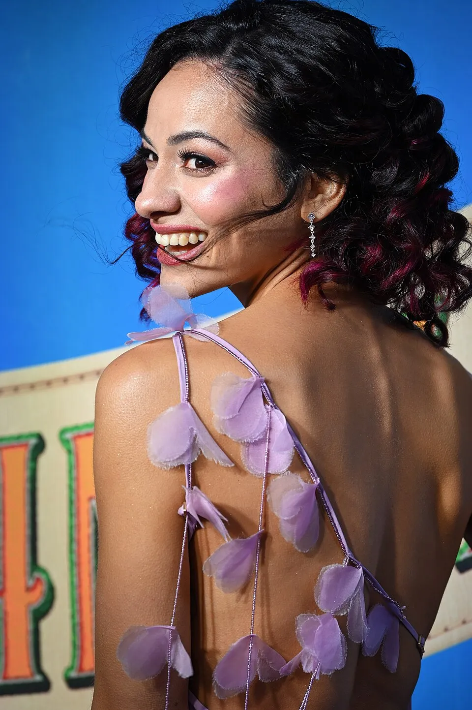 Aktris teater musikal Broadway Isabelle McCalla tampil di panggung