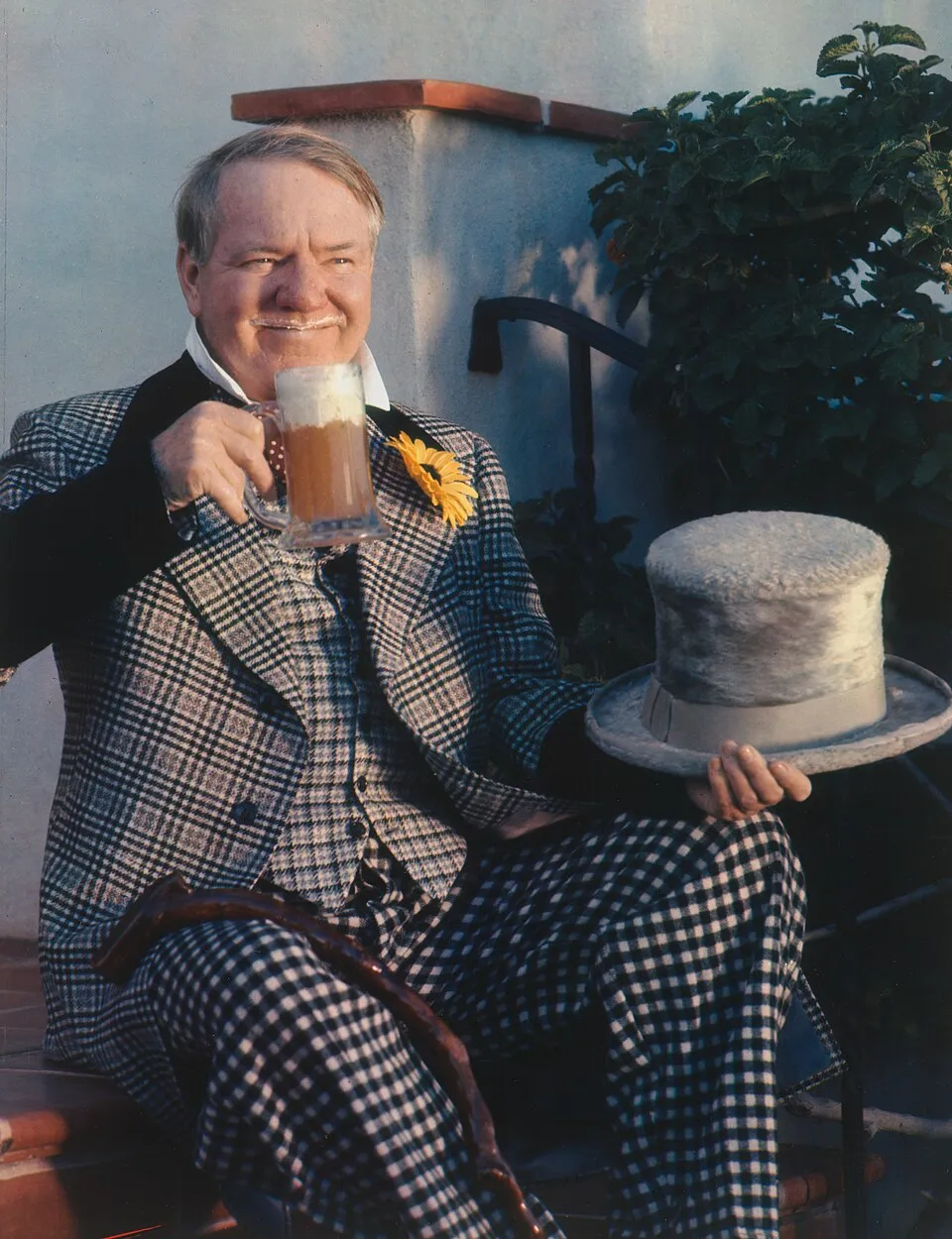 Potret aktor dan komedian W. C. Fields dengan topi tinggi khasnya