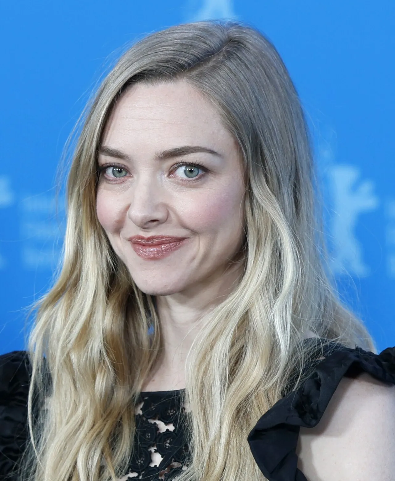 Potret aktris Hollywood Amanda Seyfried dalam sebuah acara penghargaan bergengsi