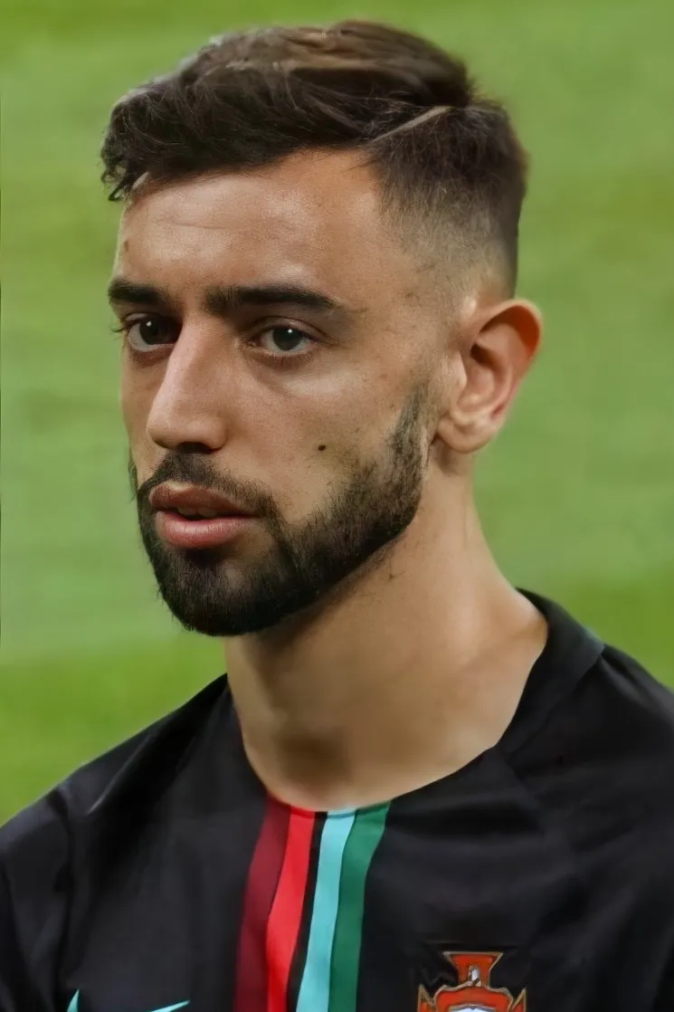 Bruno Fernandes mengenakan seragam pertandingan dengan ekspresi fokus di lapangan hijau