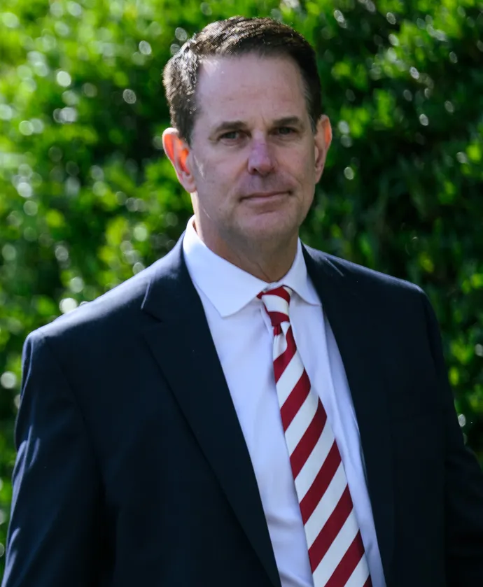 Curt Cignetti saat memimpin pinggir lapangan pertandingan college football