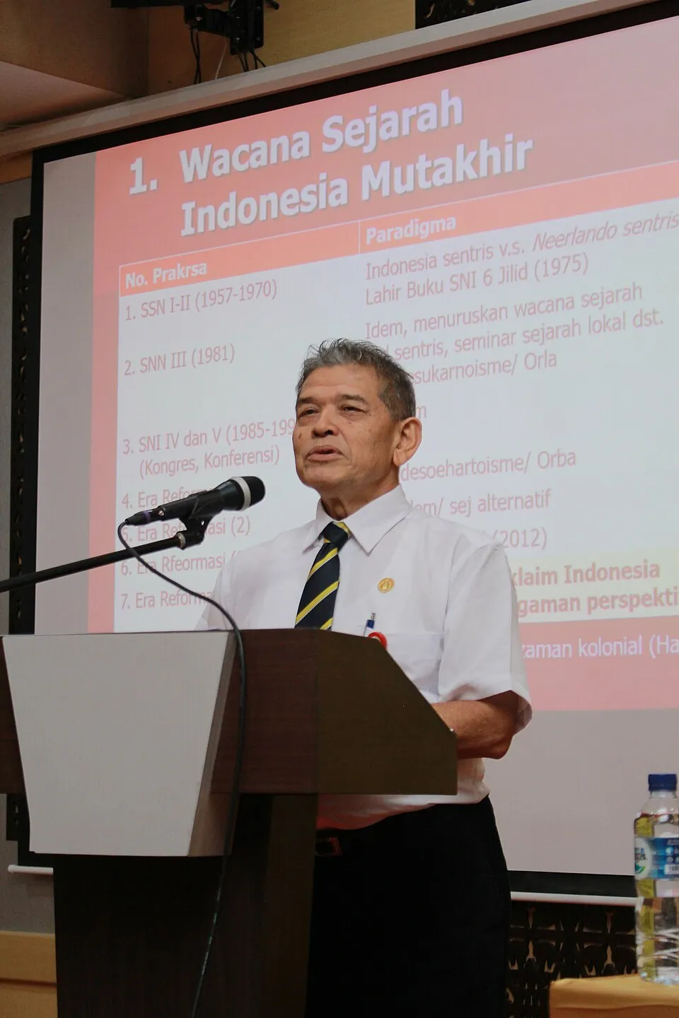 Ilustrasi biografi Mestika Zed sebagai sejarawan Indonesia dan guru besar Universitas Negeri Padang