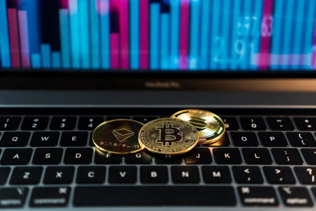 Grafik pergerakan Bitcoin dan altcoin yang terjebak di kisaran harga rendah