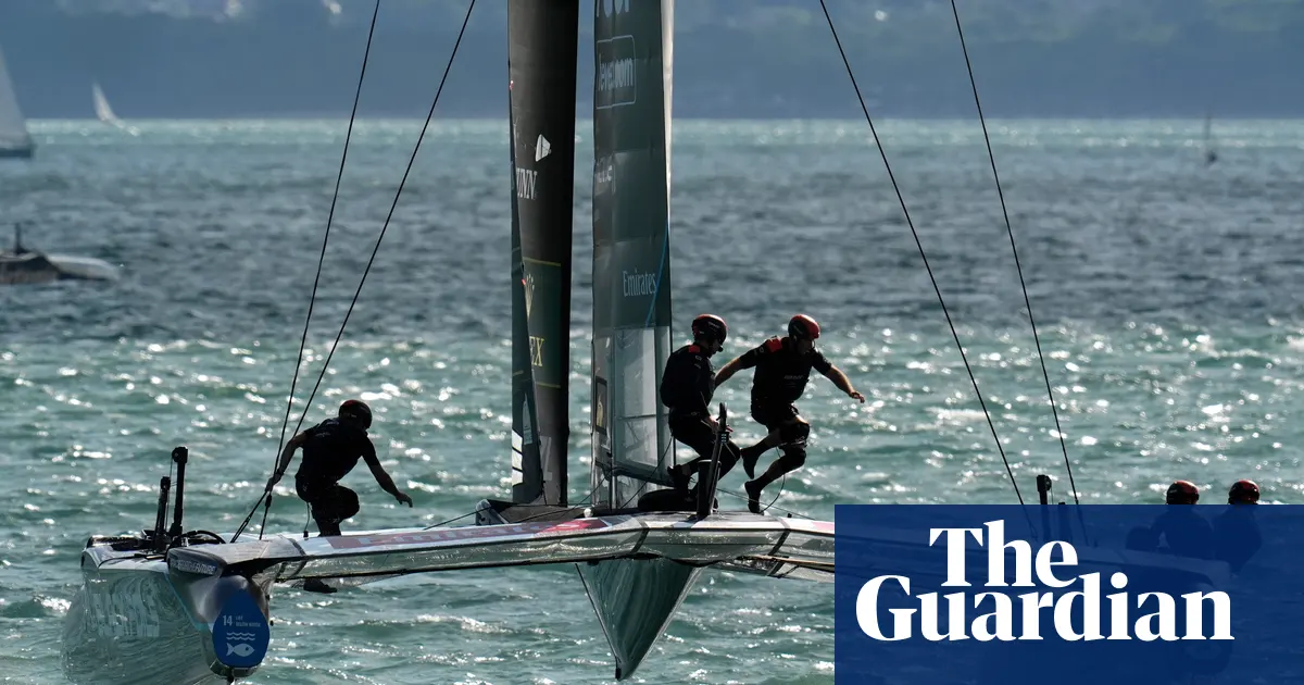 Tim layar Black Foils Selandia Baru dalam ajang SailGP dan kampanye lingkungan