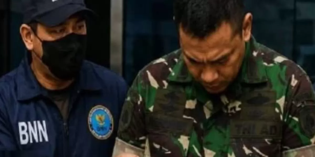Petugas BNN mengamankan barang bukti sabu dari jaringan Aceh Bogor