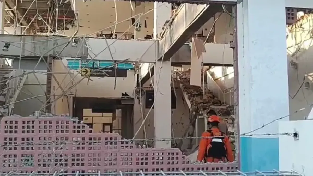 Petugas melakukan evakuasi dan pendataan pasca gempa magnitudo 7.7 di NTT
