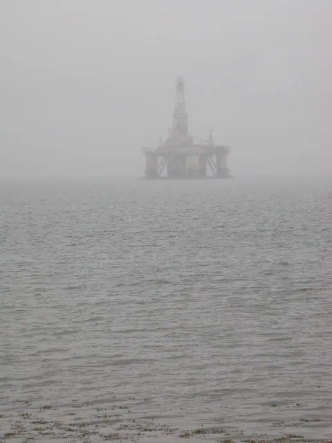 Ilustrasi kilang minyak lepas pantai sebagai representasi produksi Brent Crude