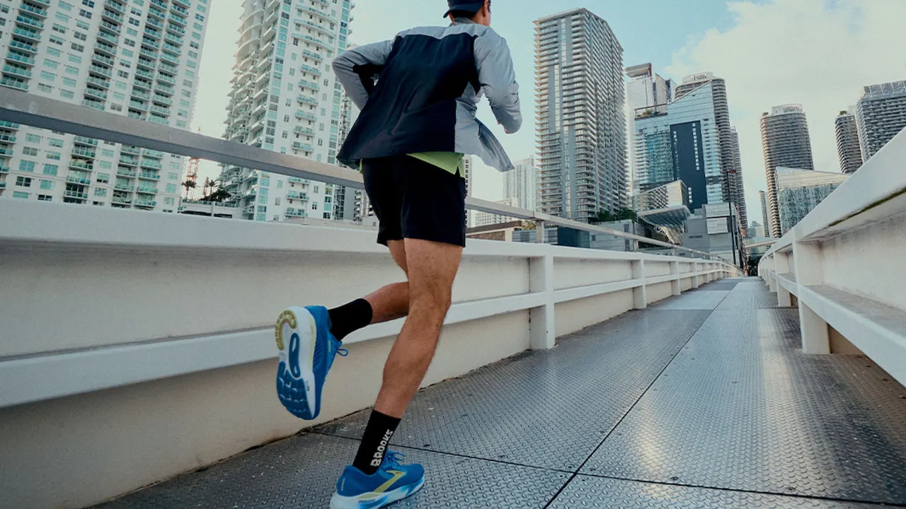 Brooks Adrenaline GTS 24 diskon di bawah 100 dolar di Amazon untuk atasi plantar fasciitis