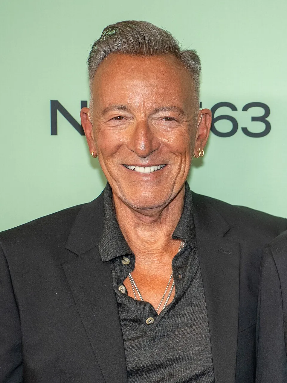 Bruce Springsteen musisi legendaris Amerika berjuluk The Boss bernyanyi di atas panggung