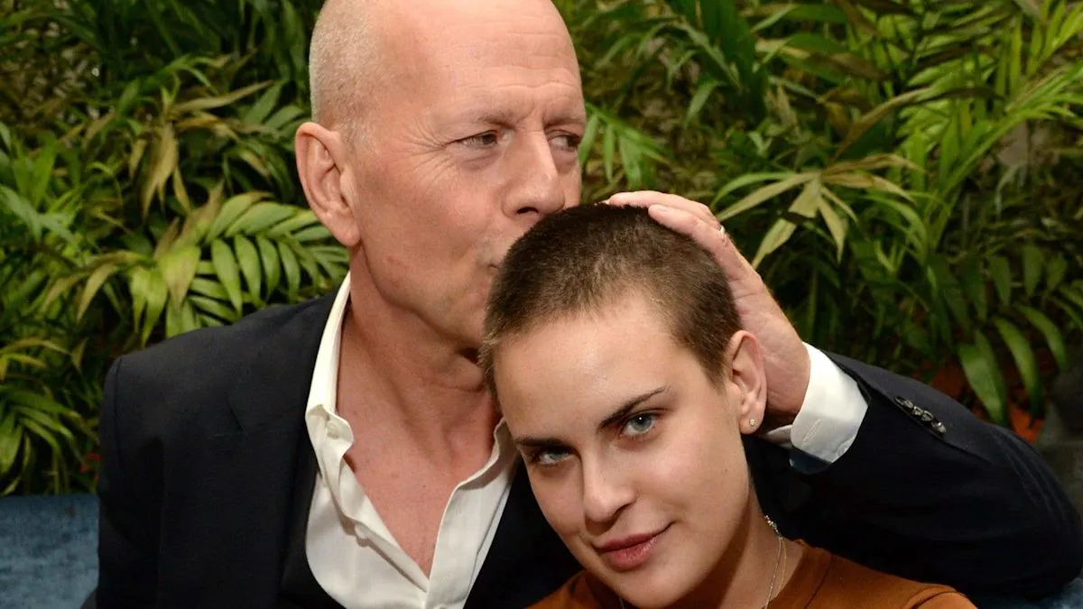 Bruce Willis tampil bersama putrinya Tallulah Willis di hari pernikahan
