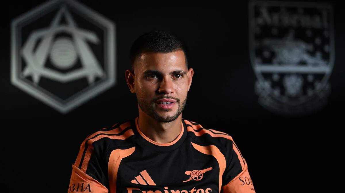 Bruno Guimaraes mengenakan jersey Arsenal setelah transfer dari Newcastle United