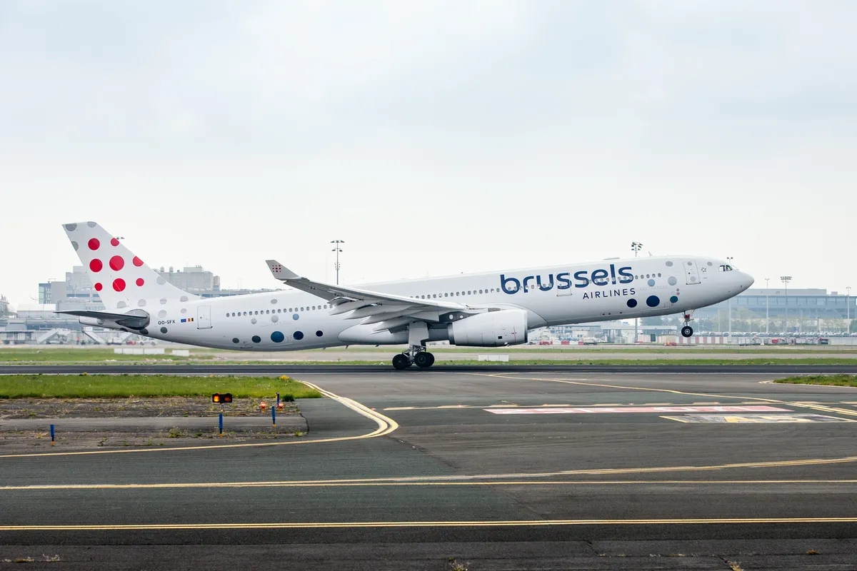 Pesawat Airbus A330 milik Brussels Airlines di bandara sebagai ilustrasi pembekuan ekspansi armada