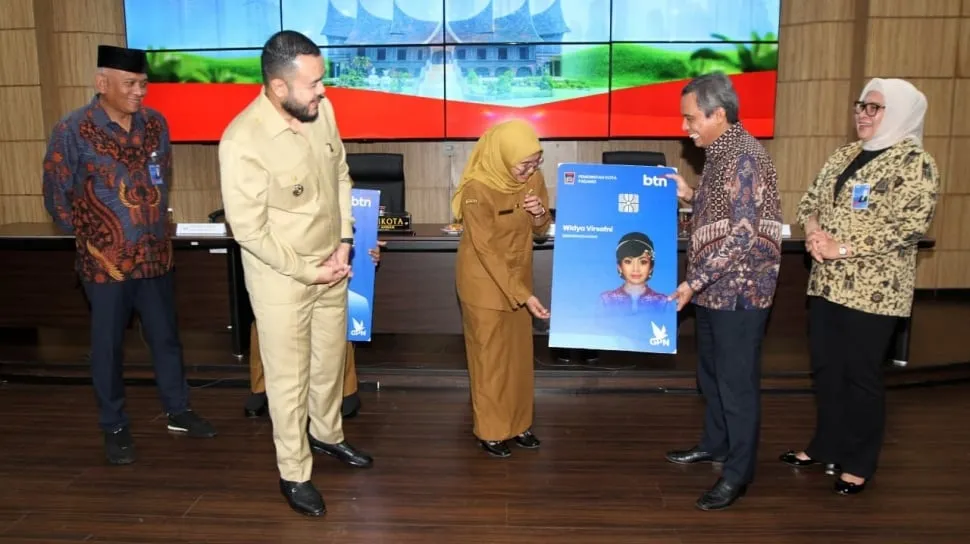 Gedung Kantor Bank Tabungan Negara dan suasana Kota Padang