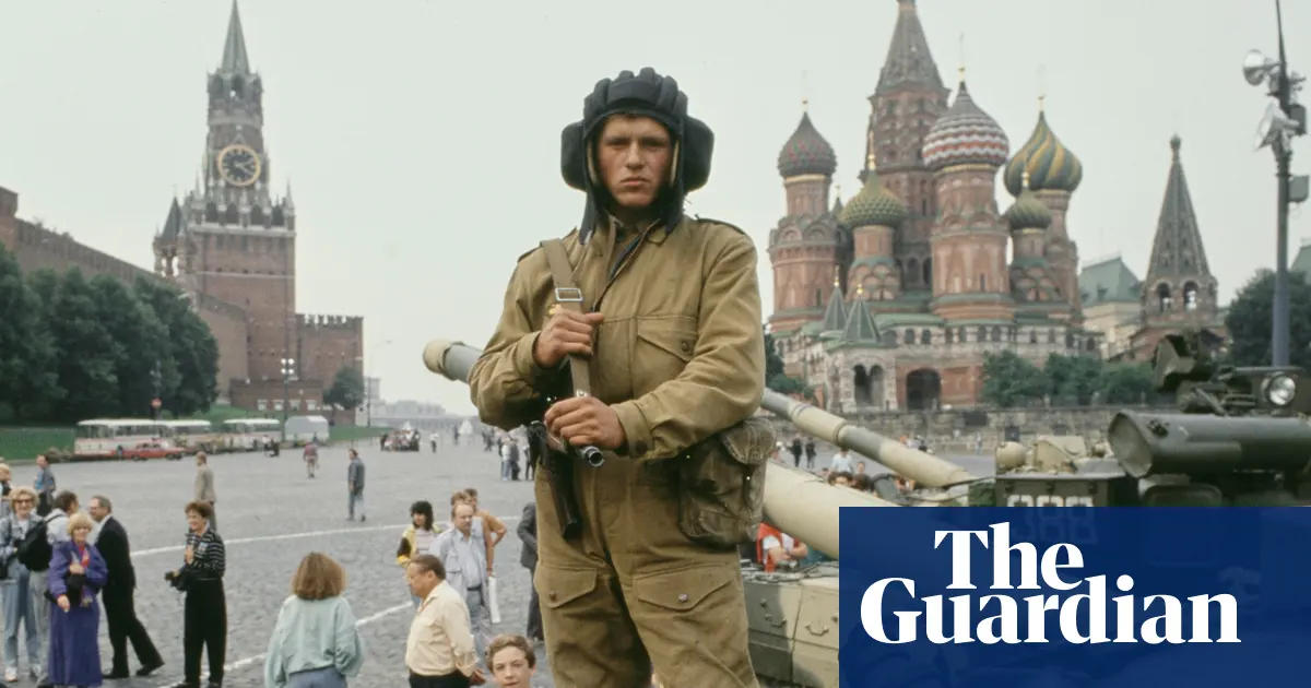 Buku The August Coup karya Robert Service mengulas keruntuhan Uni Soviet
