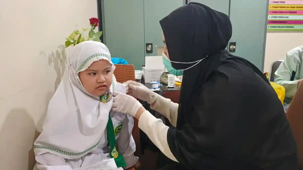 Siswa SDI Darunnajah Jakarta Selatan menerima imunisasi dalam program BIAS 2026