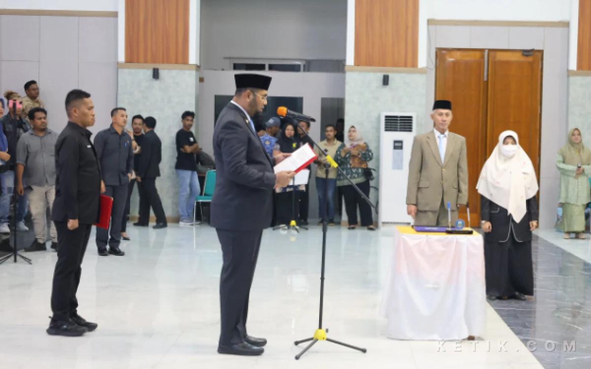 Bupati Halmahera Selatan Bassam Kasuba saat melantik pejabat baru di kantor bupati