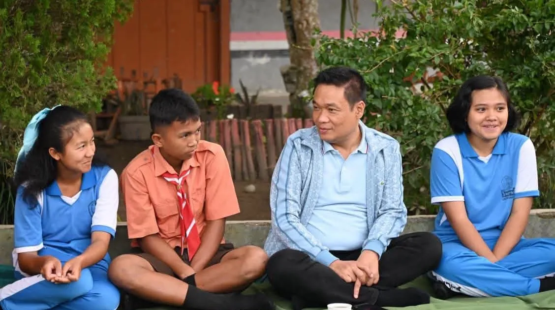 Bupati Humbahas Oloan Paniaran Nababan duduk di atas tikar bersama pelajar SMPN 015 Siponjot