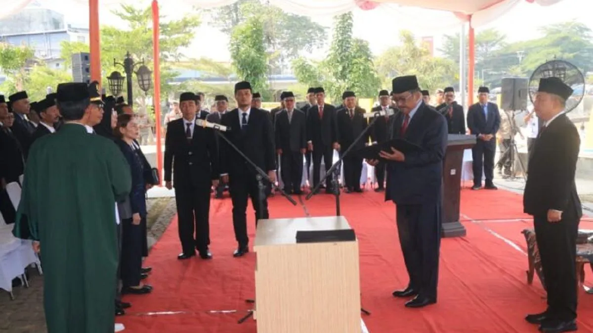 Bupati Sukabumi Asep Japar melantik camat dan pejabat di Palabuhanratu