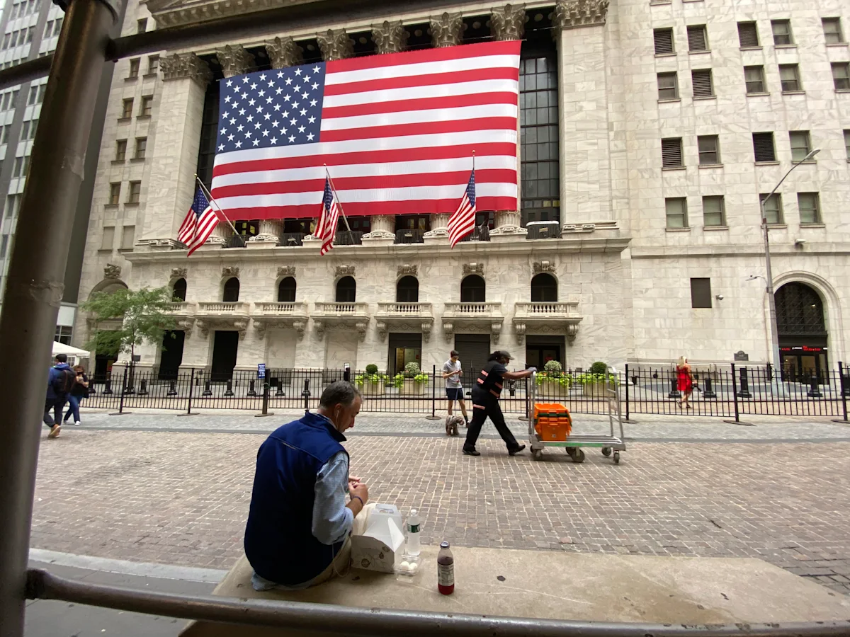 Gedung Bursa Saham Wall Street di New York Amerika Serikat