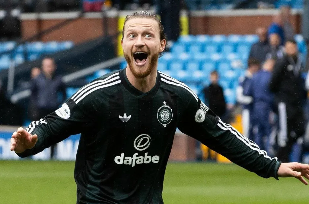 Pemain baru Celtic Kasper Hogh merayakan gol di lapangan hijau