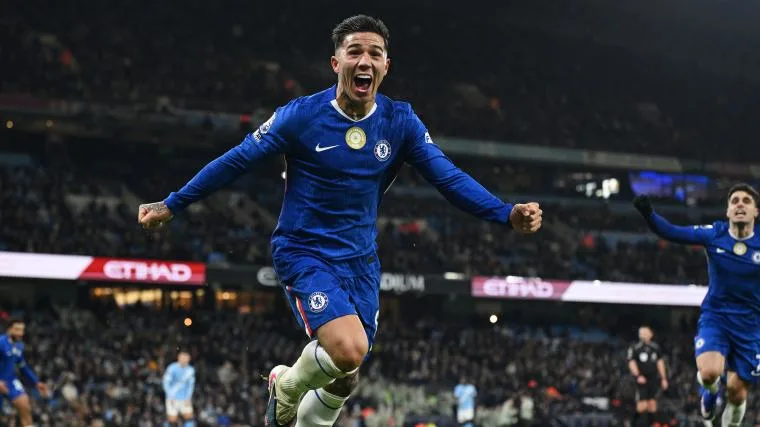 Gelandang Chelsea Enzo Fernandez beraksi di lapangan hijau