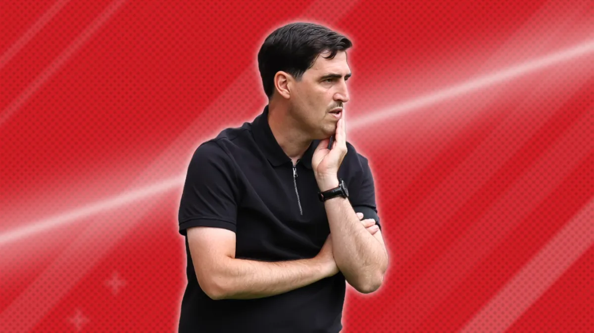 Pelatih Liverpool Andoni Iraola memikirkan strategi bursa transfer musim panas