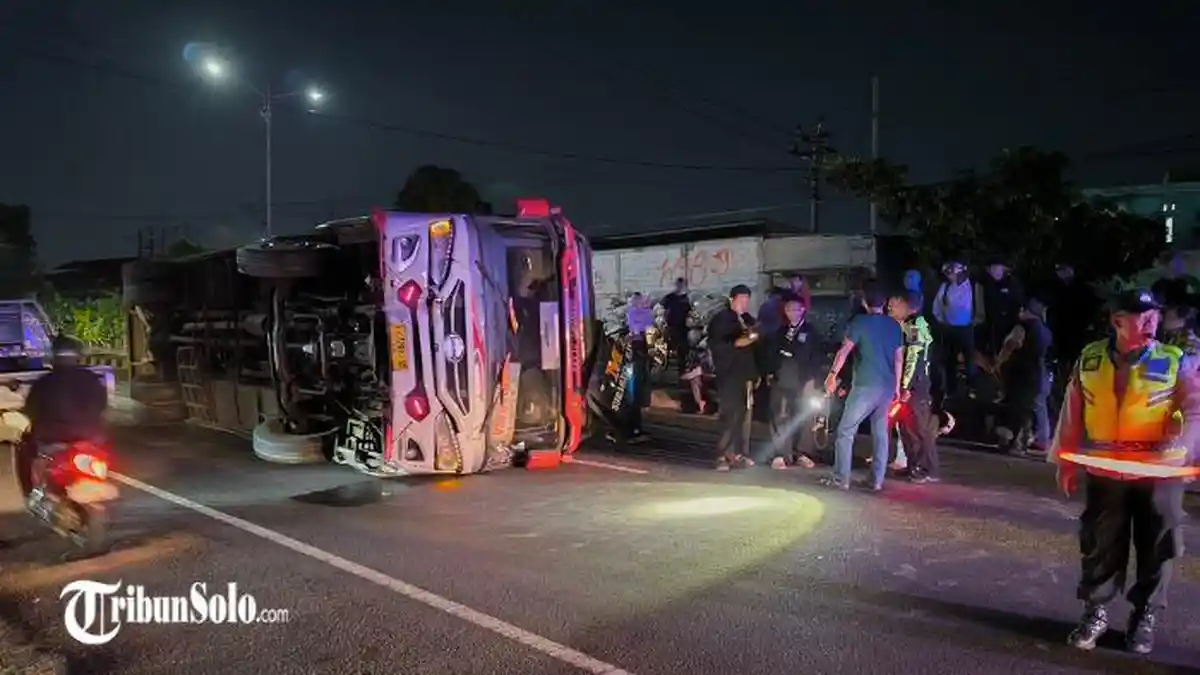 Bus PO Mira terbalik di Jalan Solo-Jogja Ceper Klaten setelah diduga hindari sepeda ontel