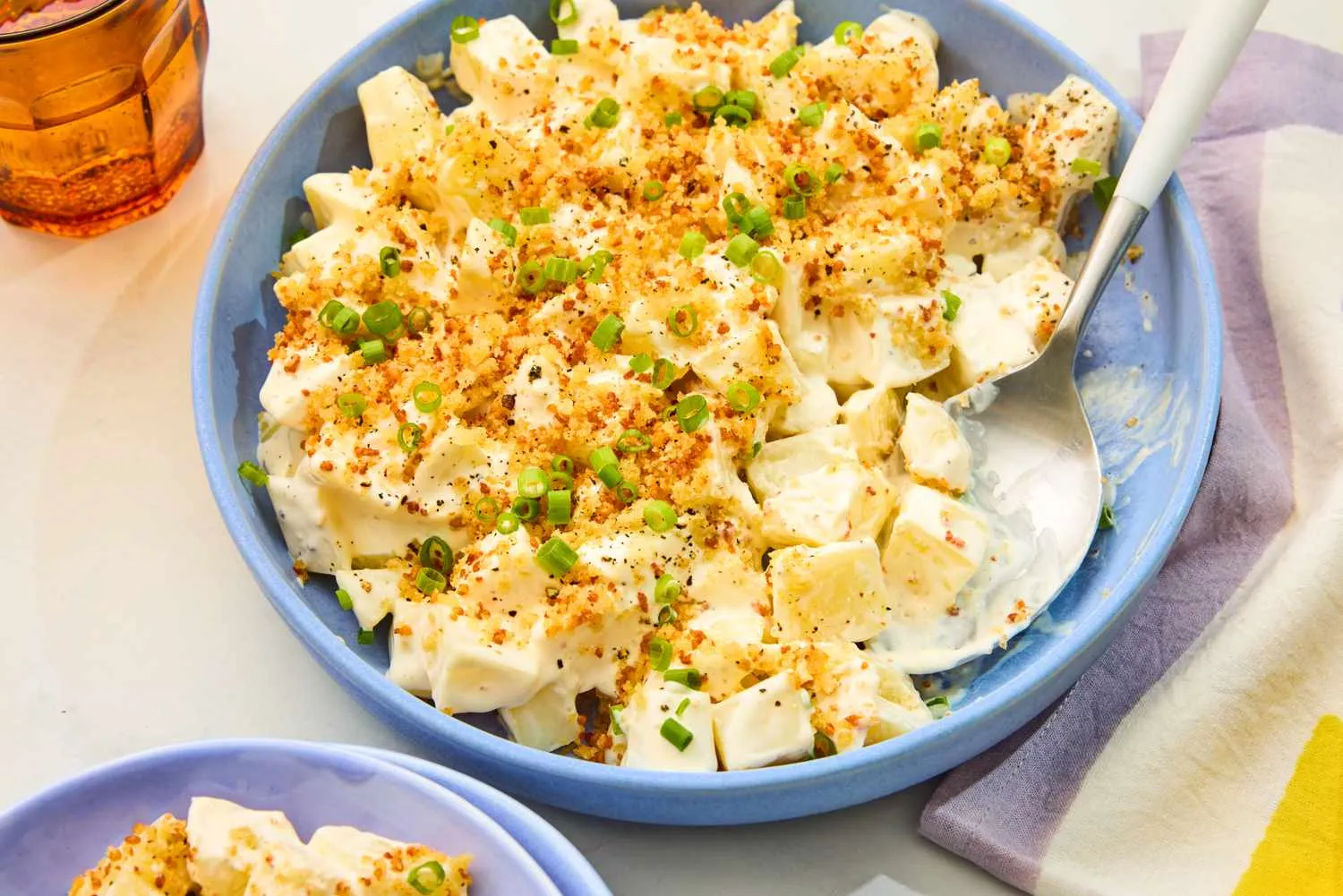 Caesar Potato Salad dengan taburan panko dan keju parmesan